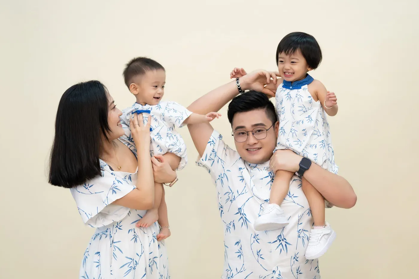 Candid family photoshoot Singapore - relaxed family photography in casual outfits