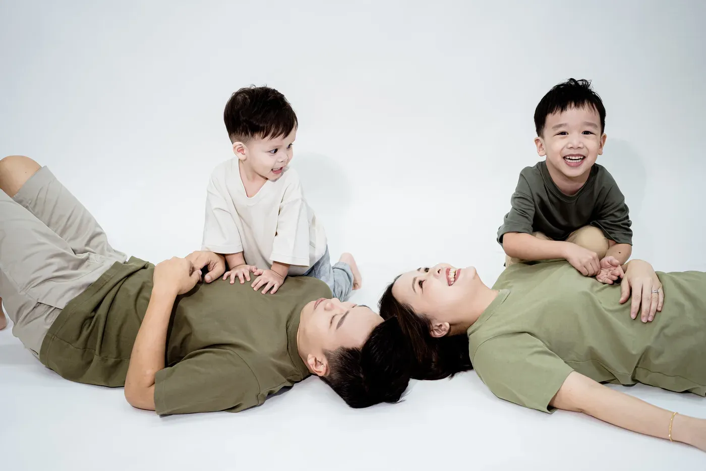 Candid family photoshoot Singapore - relaxed family photography in casual outfits