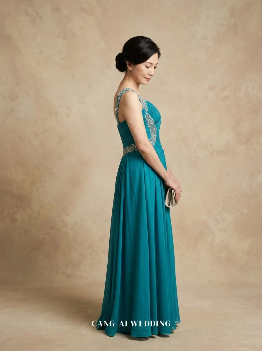 mother_gown_16 - F6 - Holding a classic evening clutch