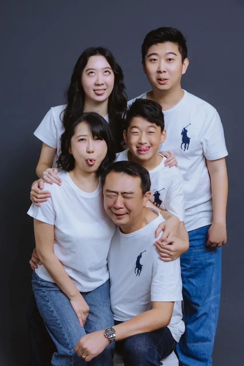 Candid family photoshoot Singapore - relaxed family photography in casual outfits