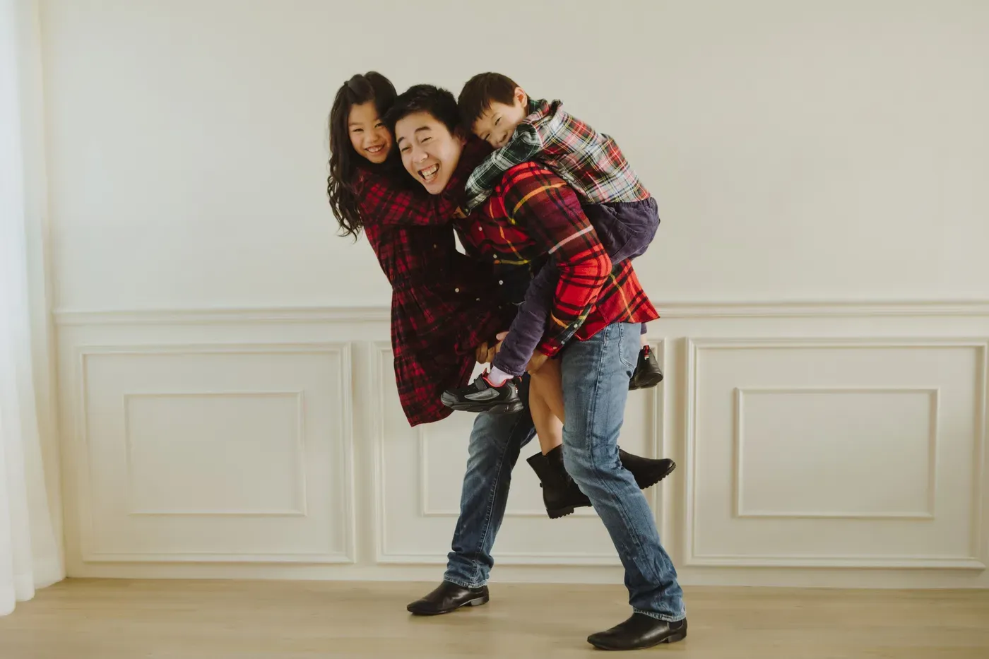 Candid family photoshoot Singapore - relaxed family photography in casual outfits