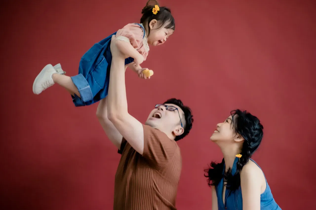 Candid family photoshoot Singapore - relaxed family photography in casual outfits